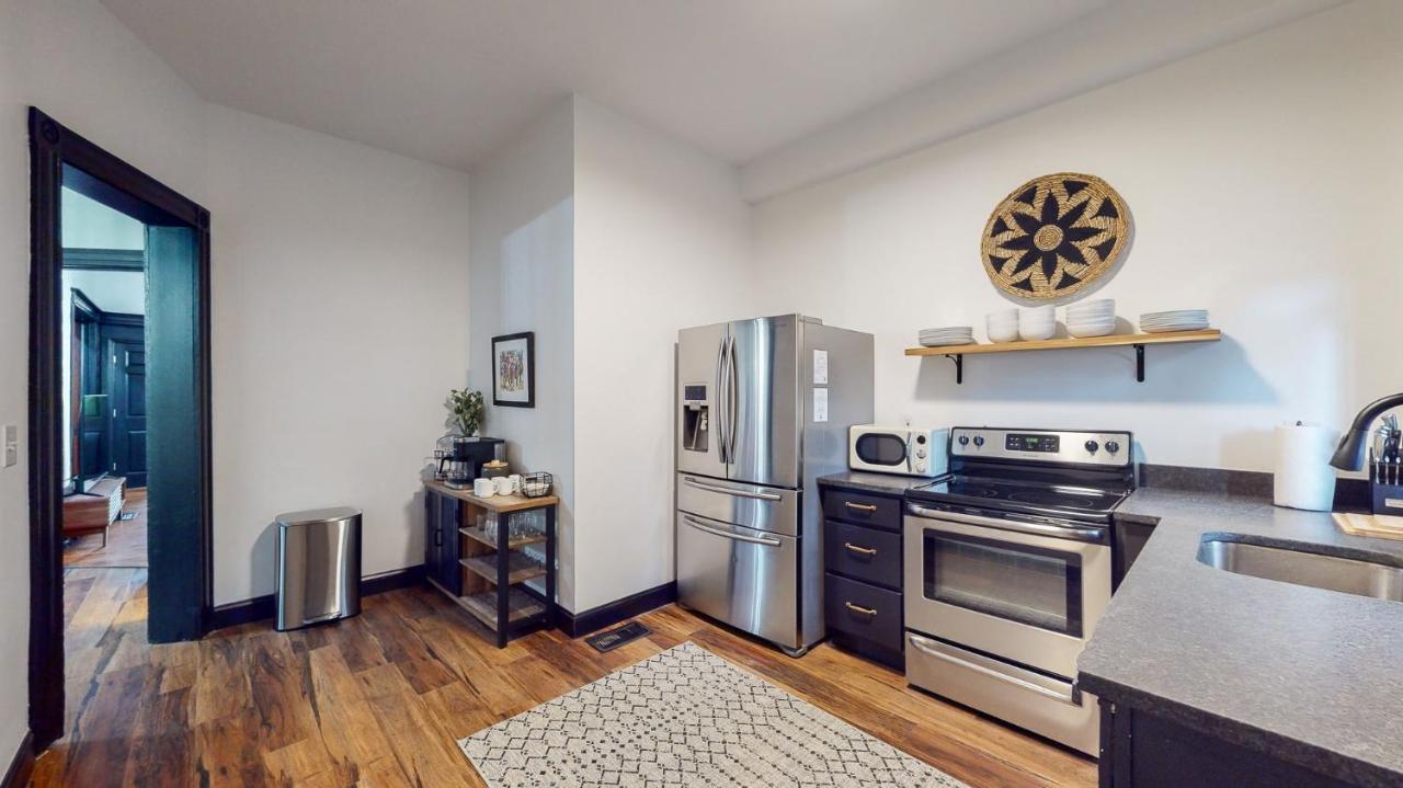 Stylish 1st Floor 2br 1king And 1queen Apartment Louisville